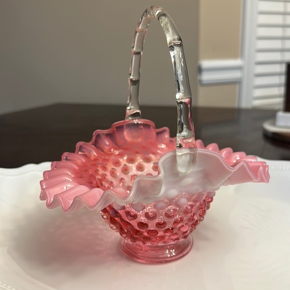 Vintage pink hobnail basket with ruffled edges - Picture 1 of 12
